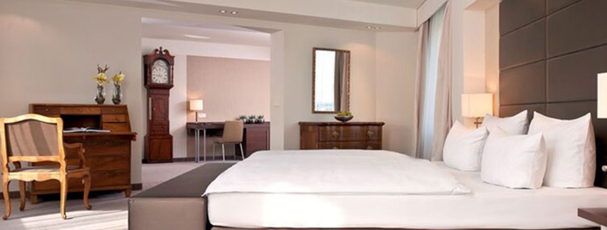 Estrel Berlin bar bedroom