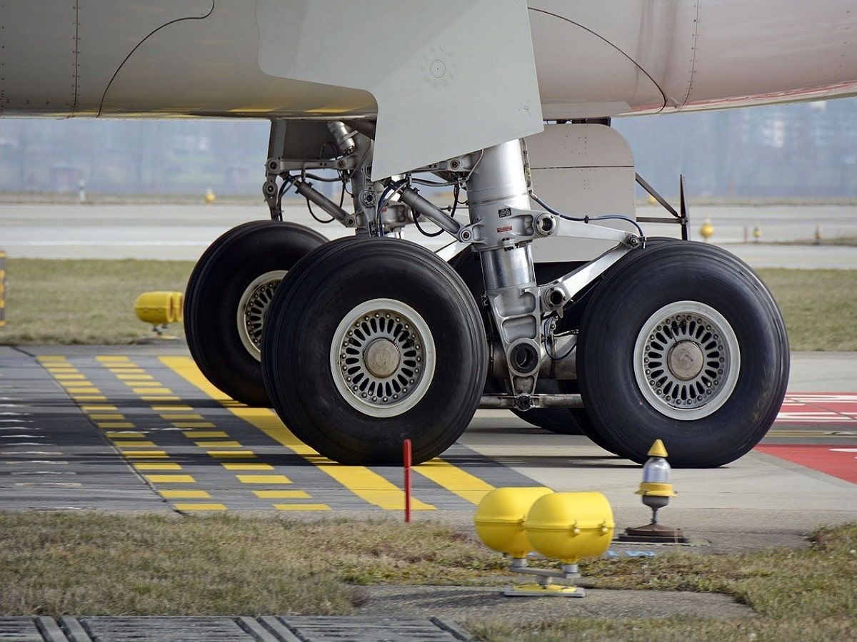 plane landing gear airport airplane